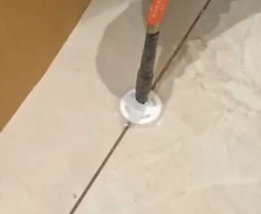 龙岩市瓷砖空鼓维修公司专业解答瓷砖在铺贴过程中，如果没有涂抹均匀到位的粘结材料（如水泥砂浆或瓷砖胶），可能会导致以下问题