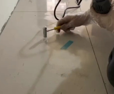 龙岩市瓷砖开裂维修公司专业分享瓷砖在铺贴前如果没有沥干水分，将会导致以下问题
