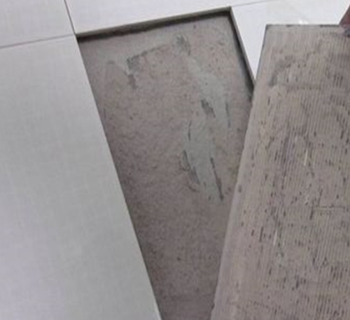 龙岩市瓷砖空鼓维修公司分享瓷砖铺贴时如果打浆（即涂抹在瓷砖背面和基层上的砂浆或瓷砖胶）过少，会带来以下问题